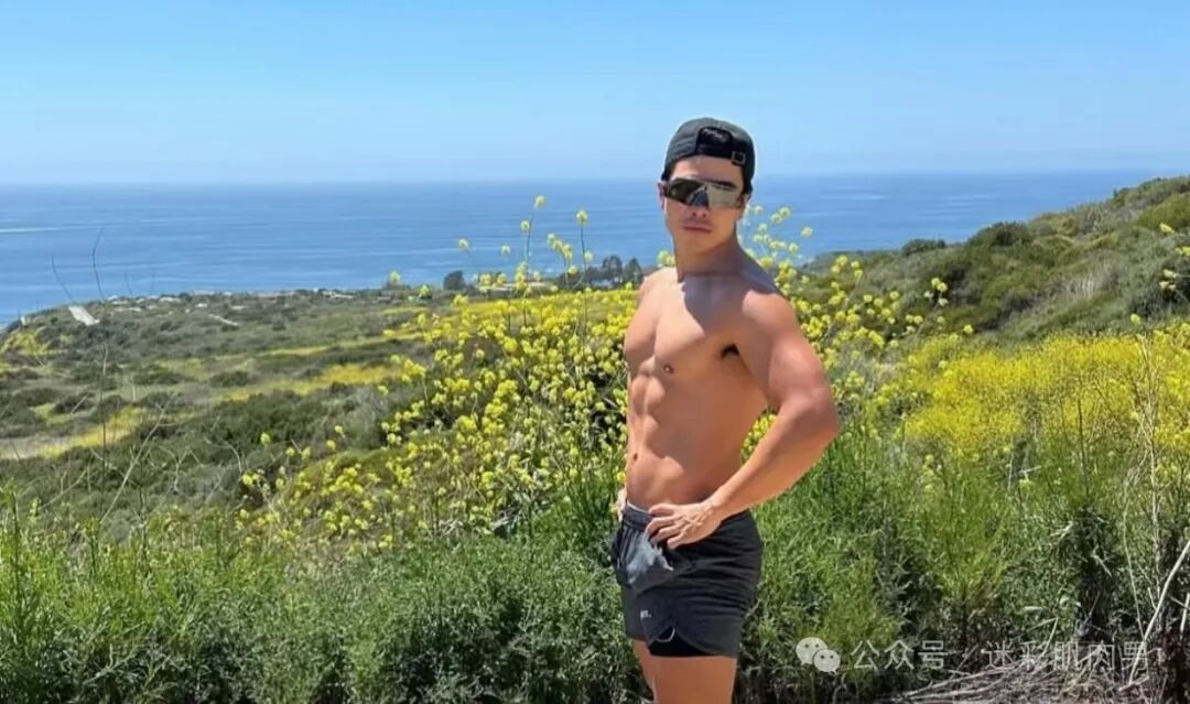 骑行小哥穿内裤到处晃？紧身服太紧太垒直接脱掉啦！