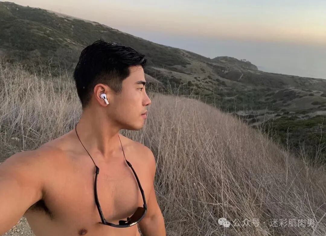 骑行小哥穿内裤到处晃？紧身服太紧太垒直接脱掉啦！