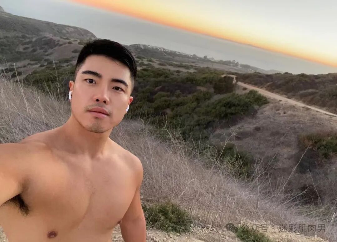 骑行小哥穿内裤到处晃？紧身服太紧太垒直接脱掉啦！