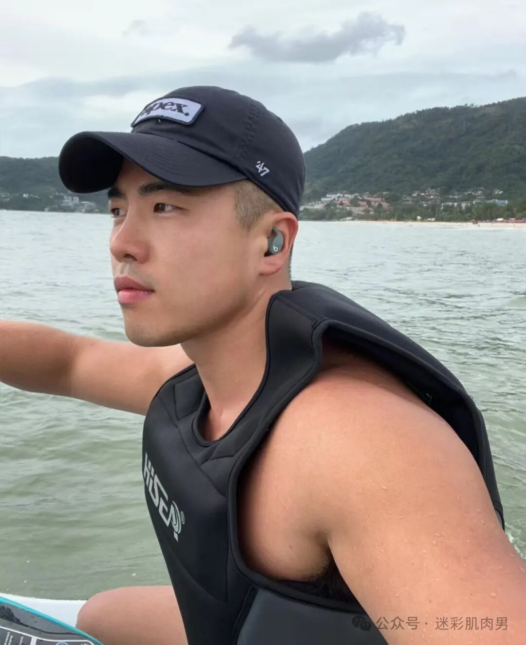 骑行小哥穿内裤到处晃？紧身服太紧太垒直接脱掉啦！