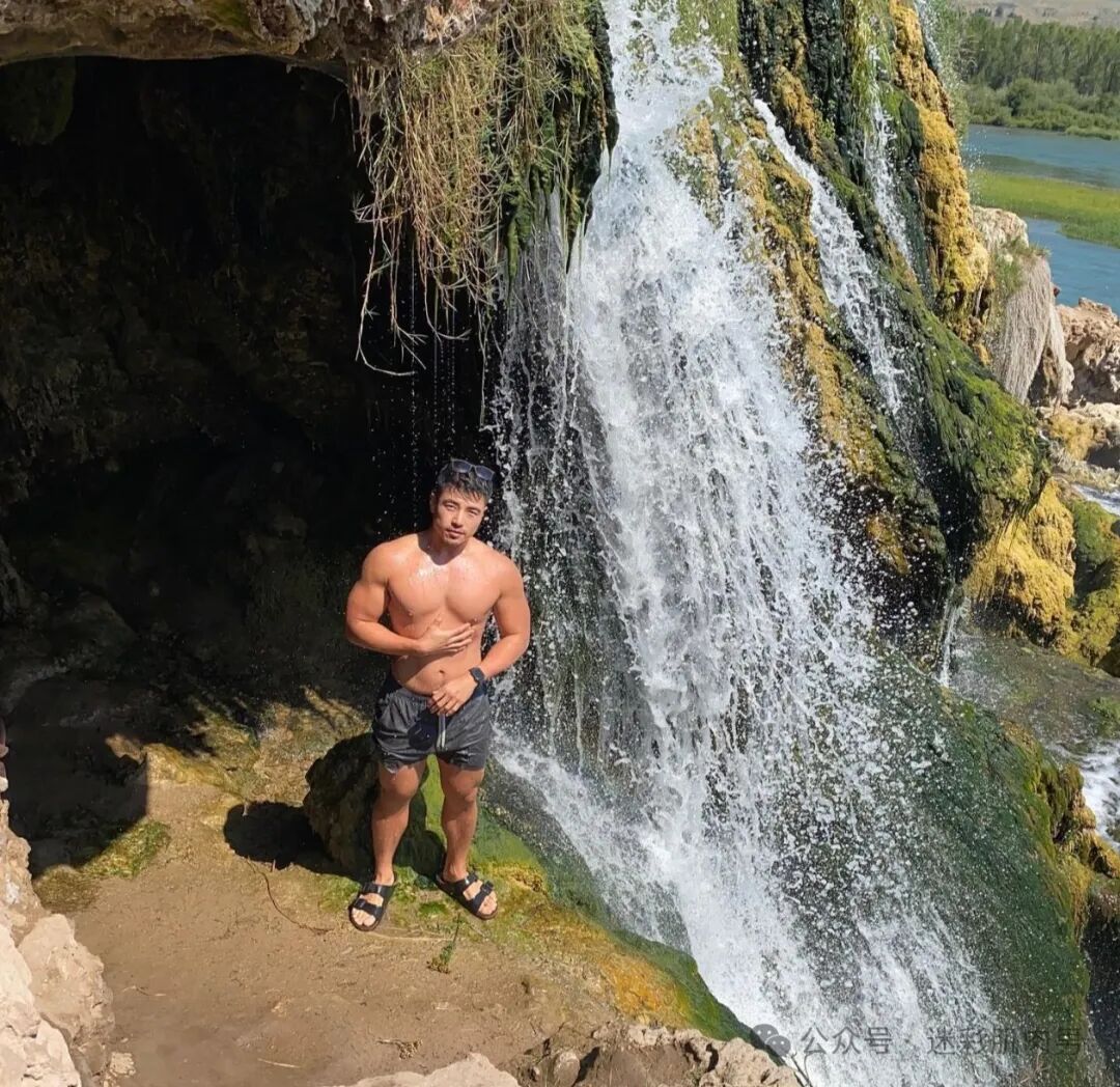 骑行小哥穿内裤到处晃？紧身服太紧太垒直接脱掉啦！