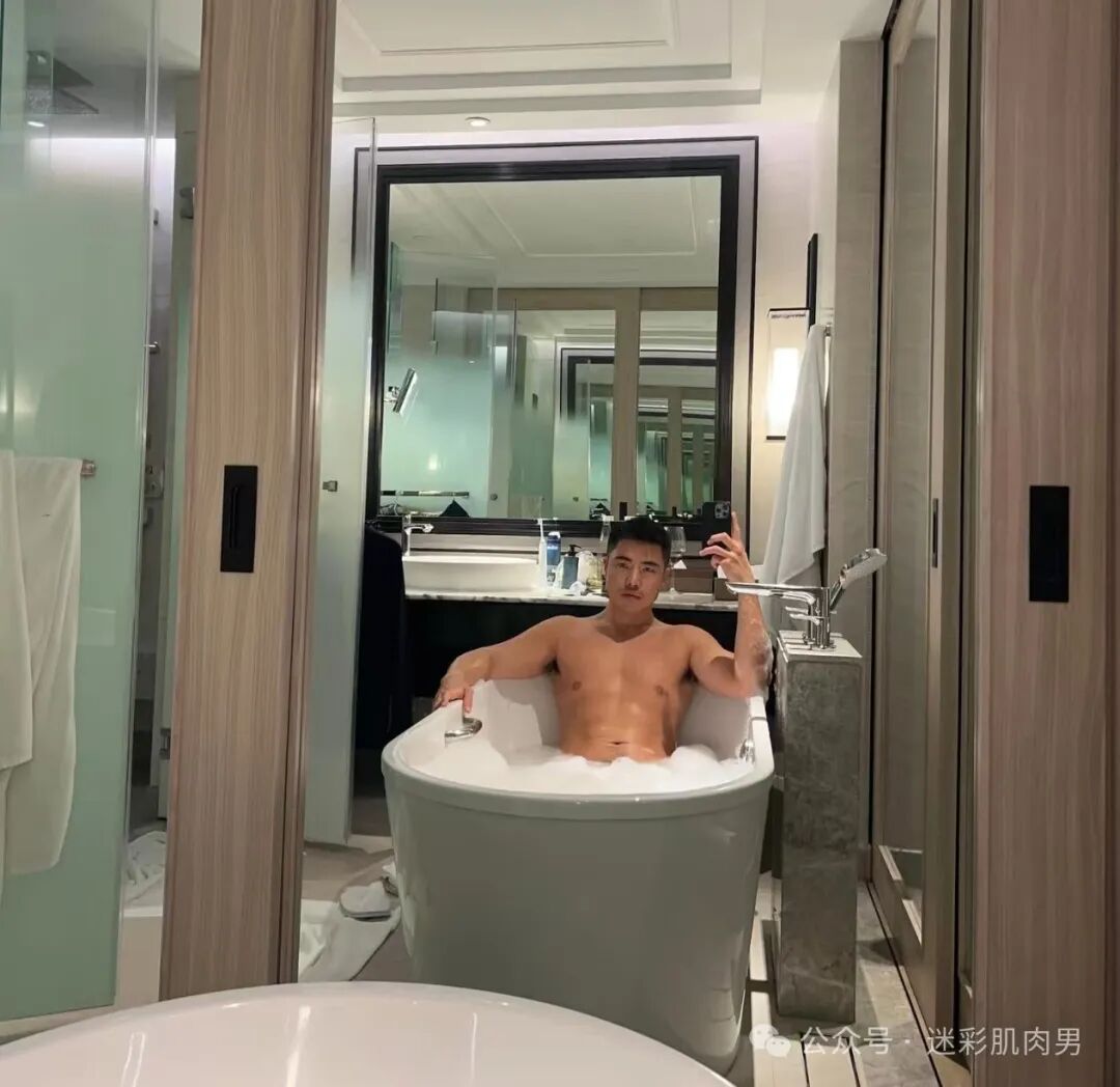 骑行小哥穿内裤到处晃？紧身服太紧太垒直接脱掉啦！