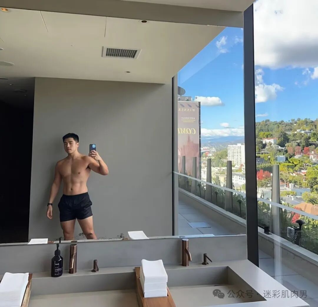 骑行小哥穿内裤到处晃？紧身服太紧太垒直接脱掉啦！