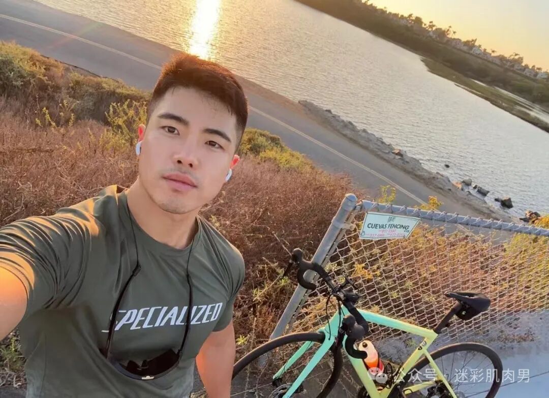 骑行小哥穿内裤到处晃？紧身服太紧太垒直接脱掉啦！