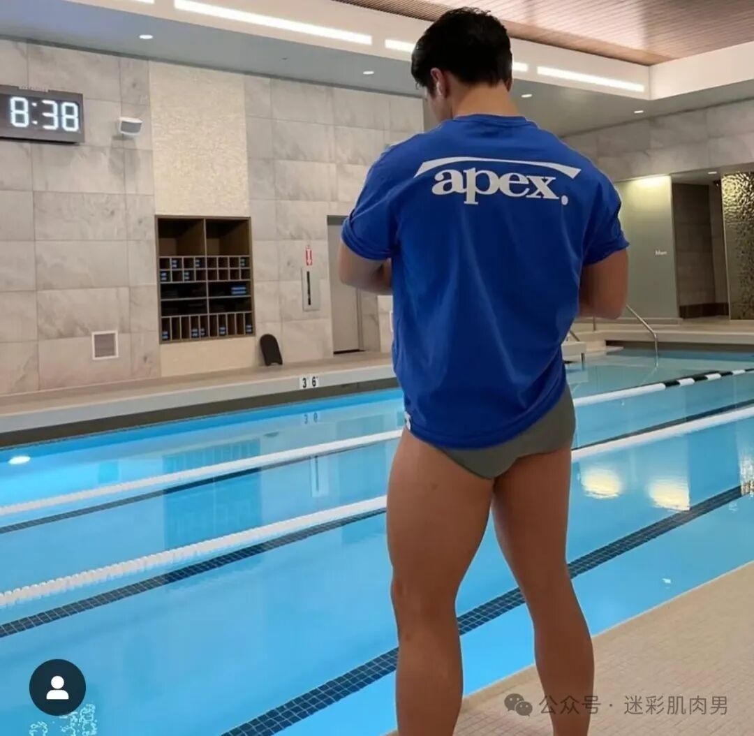 骑行小哥穿内裤到处晃？紧身服太紧太垒直接脱掉啦！