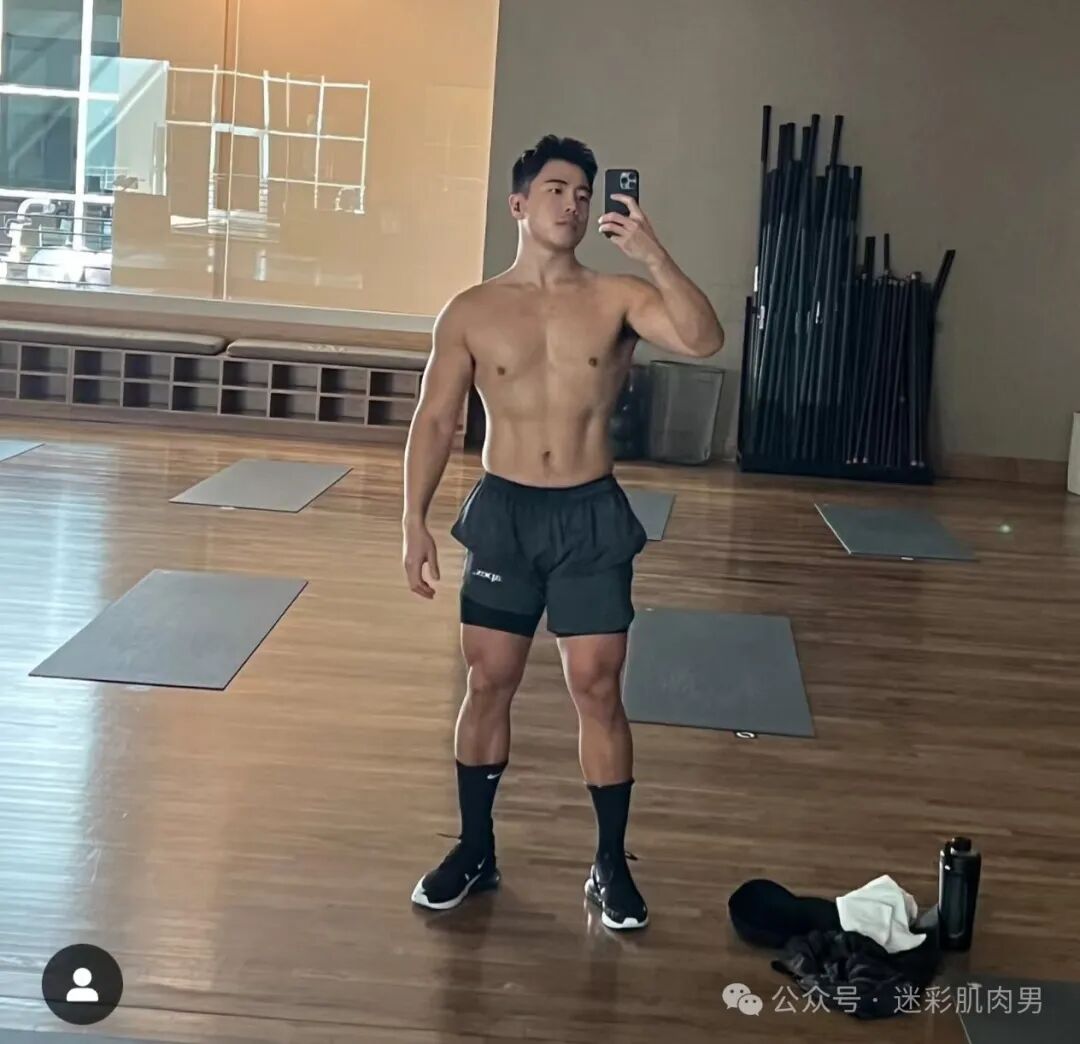 骑行小哥穿内裤到处晃？紧身服太紧太垒直接脱掉啦！