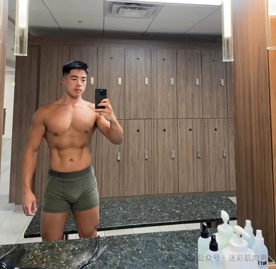 骑行小哥穿内裤到处晃？紧身服太紧太垒直接脱掉啦！