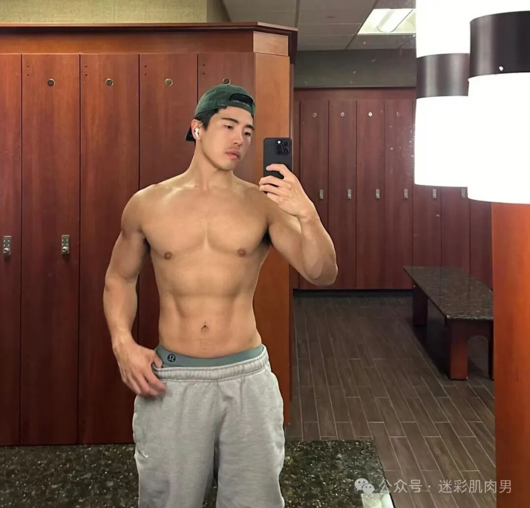 骑行小哥穿内裤到处晃？紧身服太紧太垒直接脱掉啦！