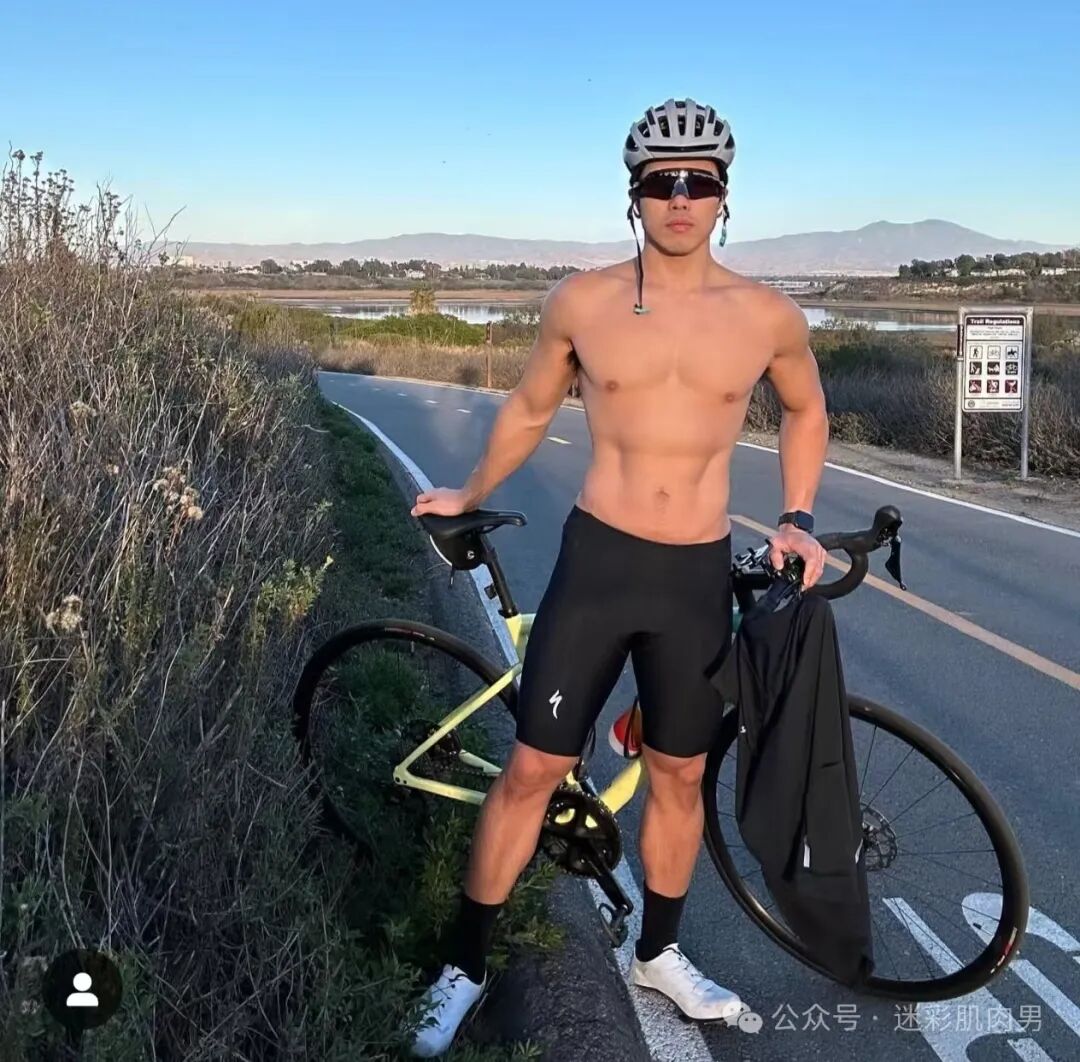 骑行小哥穿内裤到处晃？紧身服太紧太垒直接脱掉啦！