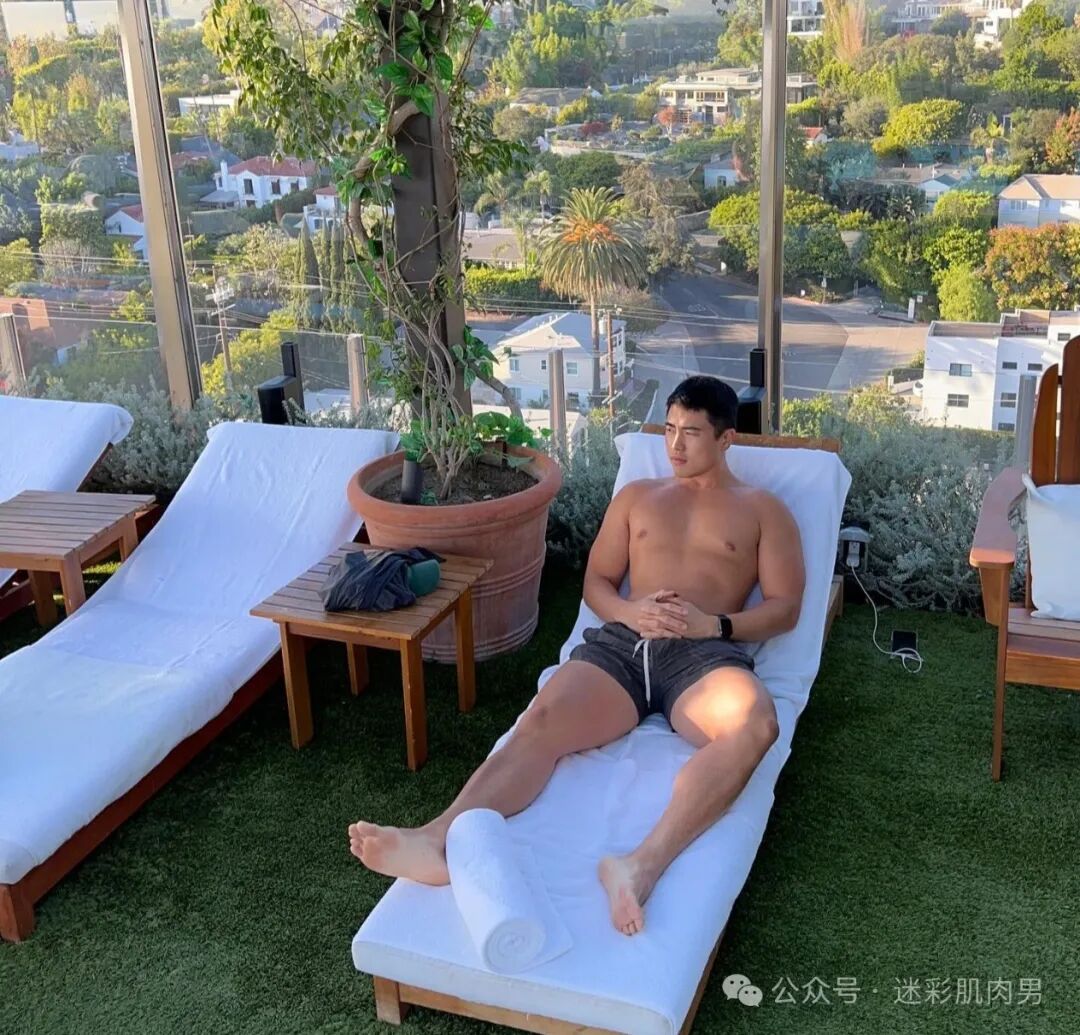 骑行小哥穿内裤到处晃？紧身服太紧太垒直接脱掉啦！