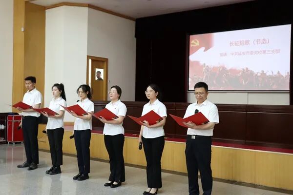 我校举办红色诵读会暨“初心永见”捐书活动 第 3 张