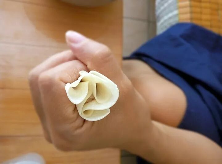 明早吃热乎的馄饨,单手三秒就包好!