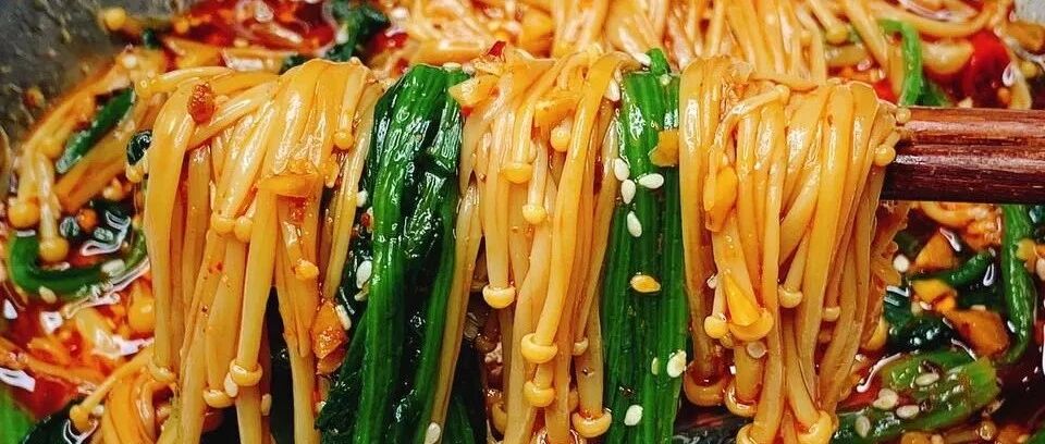 解馋减脂餐！酸辣开胃又下饭的菠菜拌金针菇