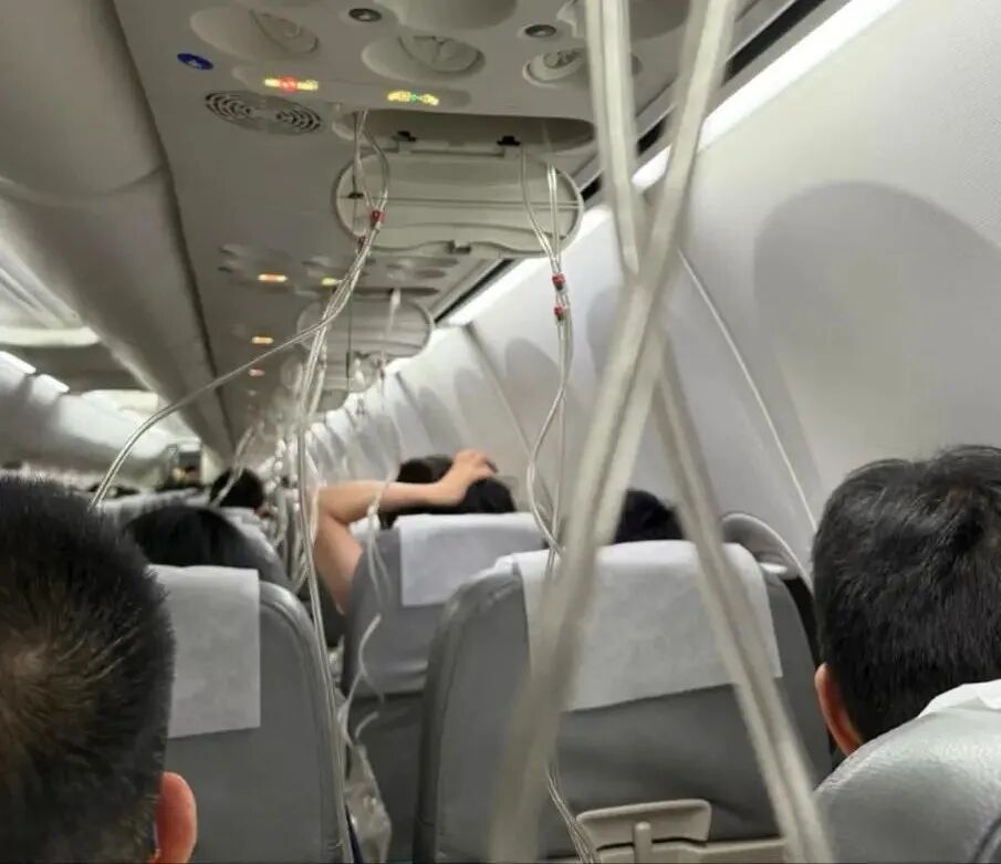 航班故障速降7000米