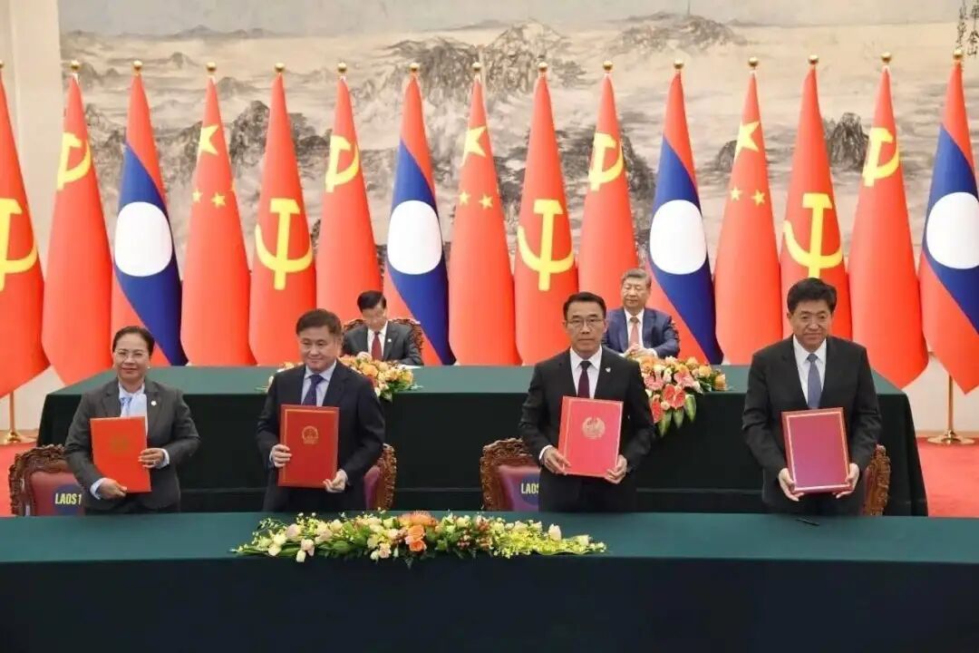 可能是包含下列内容的图片：上面的文字是“I I I LAOS1 LAO!”