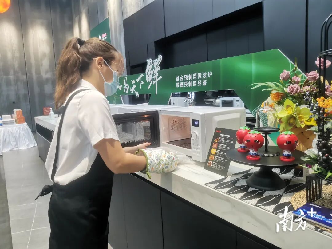 预制菜风口刮到家电行业，图为工作人员演示使用预制菜微波炉。熊程 摄