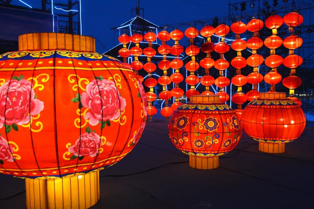 赏花灯猜灯谜欢欢喜喜闹元宵