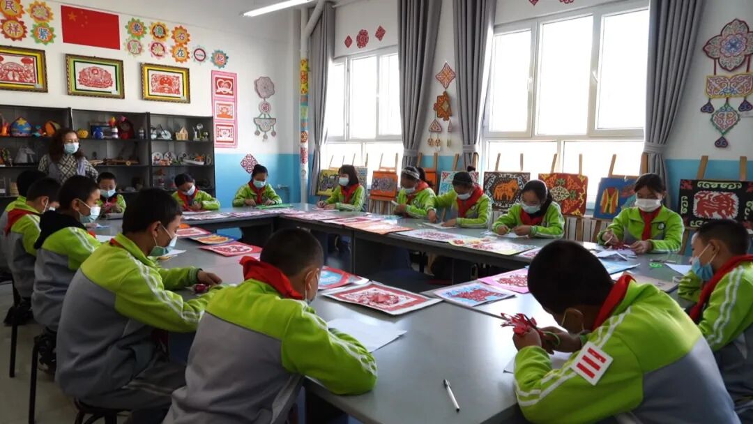 巴里坤县第一中学践行核心价值观培育新时代好少年