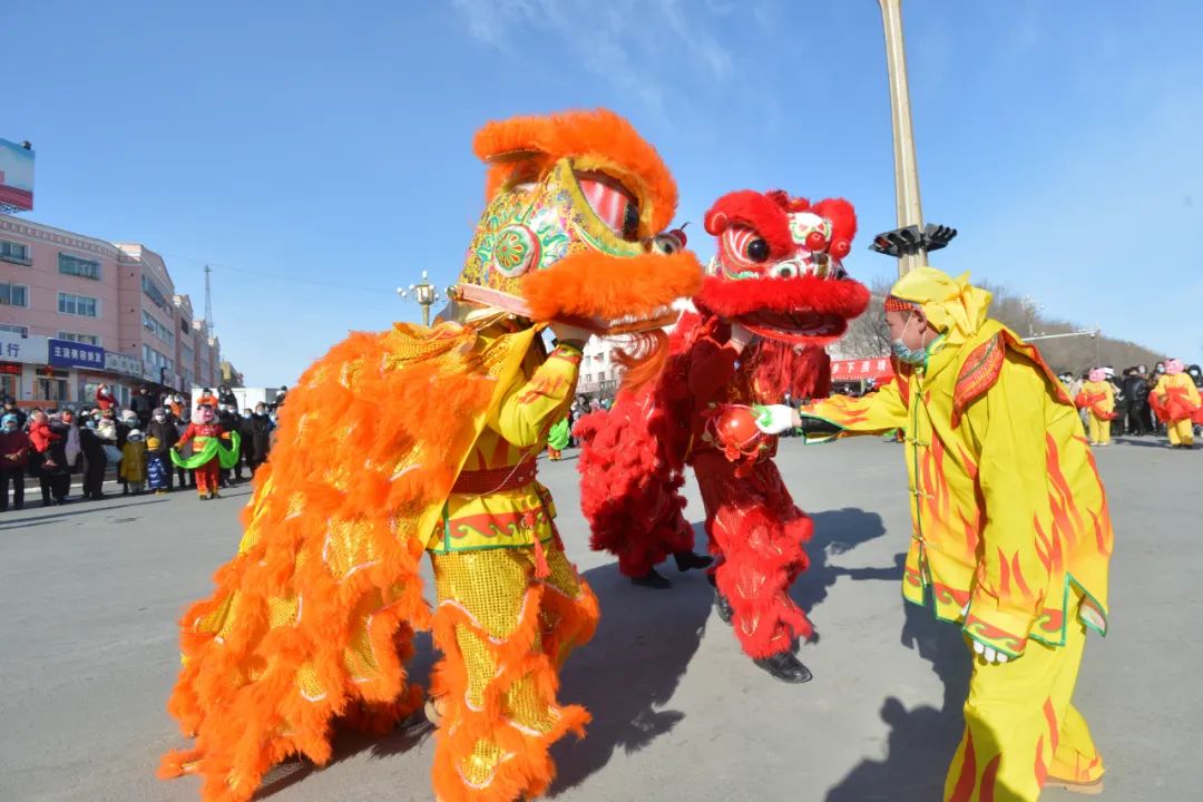 扭秧歌,舞龍,舞獅……鮮豔亮麗的服飾,鏗鏘歡快的鼓點,各具特色的節目