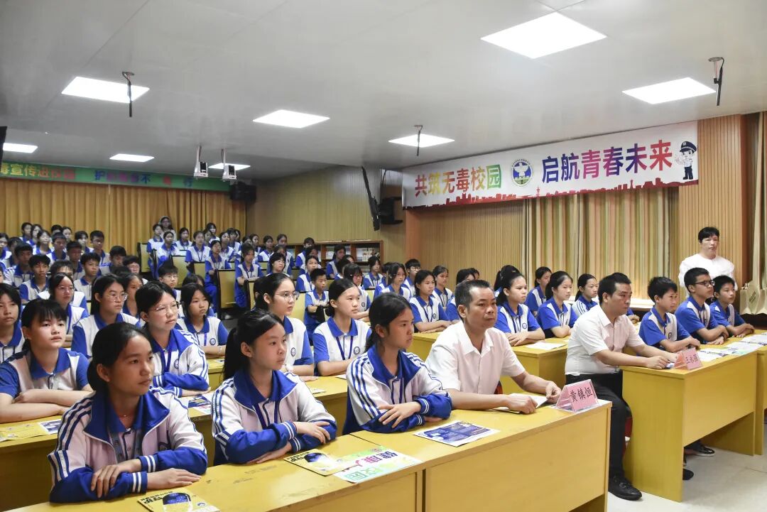 黄登成到沙埠中学讲授禁毒教育课