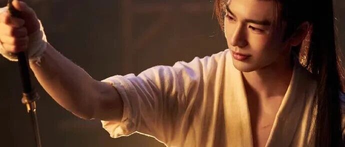 张凌赫早年抨击影视圈内容曝光,痛斥零演技小鲜肉、报酬失衡等行业乱象;其主演《逐玉》海内外爆火,&ldquo;粉底液将军&rdquo;妆造引热议