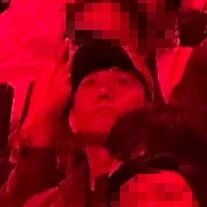 林俊杰现身纽约帕森斯设计学院,出席女友七七毕业典礼;两人20岁年龄差曾引热议