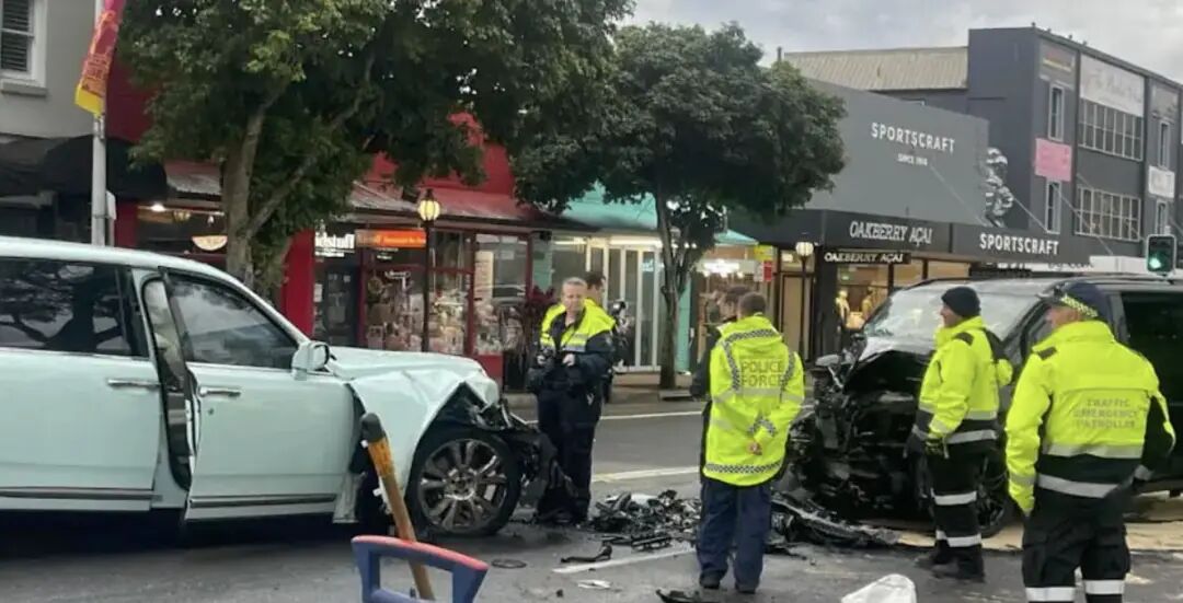 澳洲悉尼东部一处郊区一辆价值140万澳元的Tiffany蓝劳斯莱斯与一辆Mercedes-Benz（平治，又称奔驰）迎面相撞。 （网传图片）
