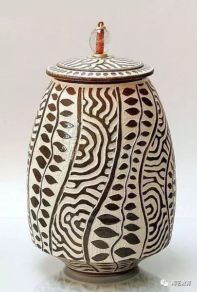 前者在坯体上敷一层化妆土,然后划出纹饰,再剔去花纹外的空间,最后罩