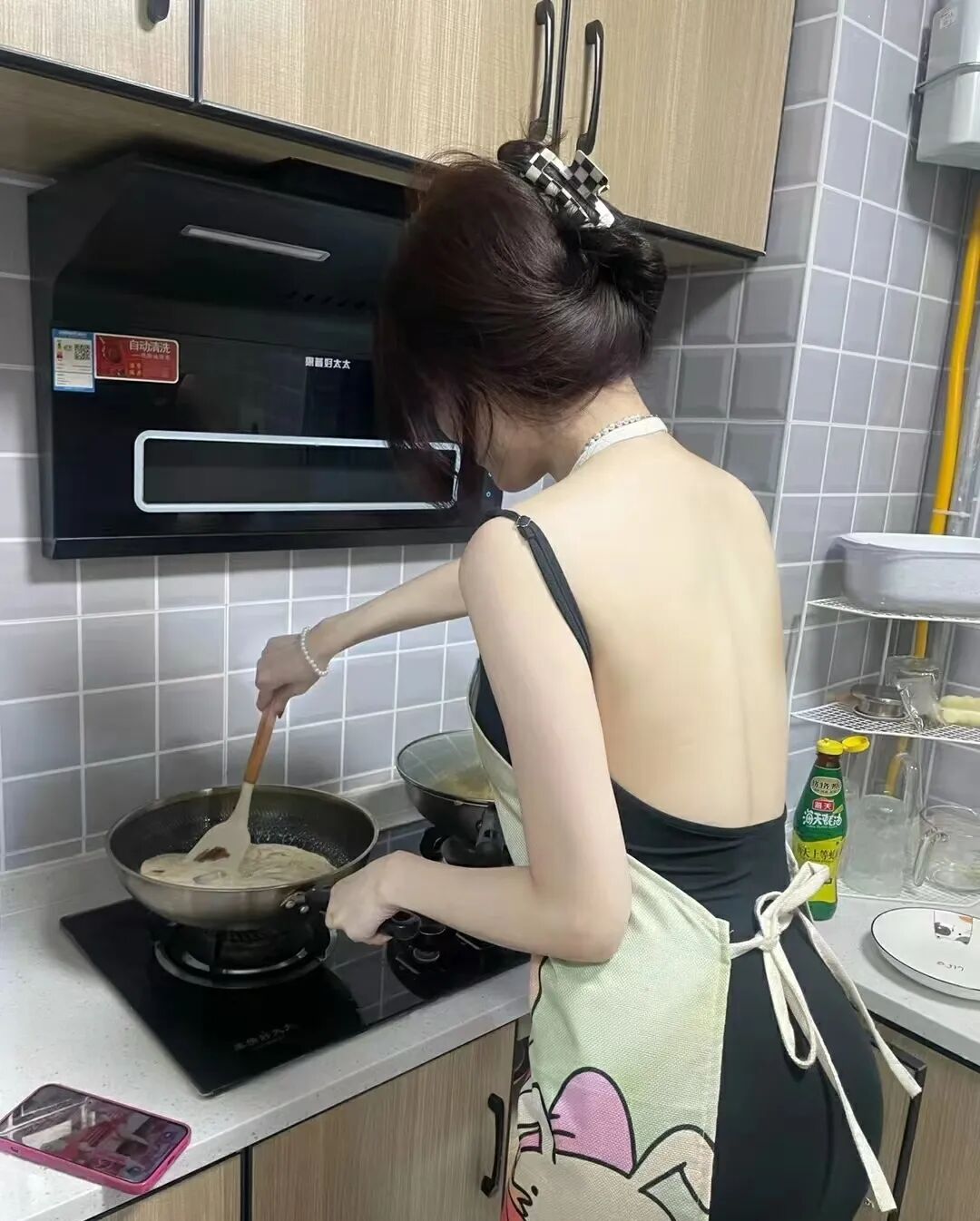 天价上门“厨媛”真相披露！,“厨媛”上门做饭，两个菜800元被曝光，网友：穿成这样能..