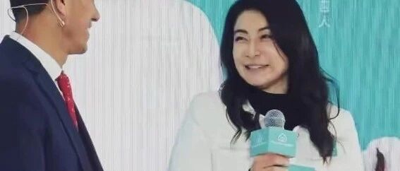 郭晶晶北京素颜出街惊呆网友!双下巴抢镜,手戴棉花链太暖心