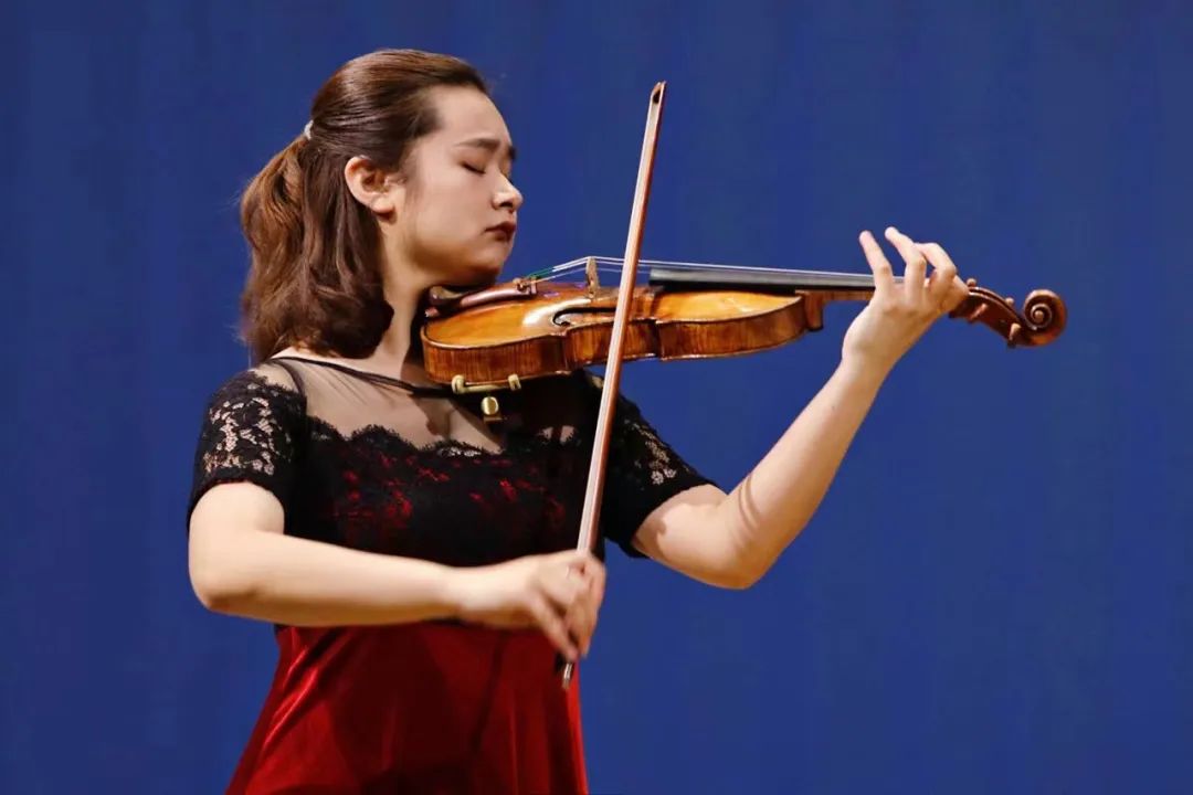 殷欧卡琳在比赛现场本届比赛的两位中国选手殷欧卡琳,翁卿翥目前分别