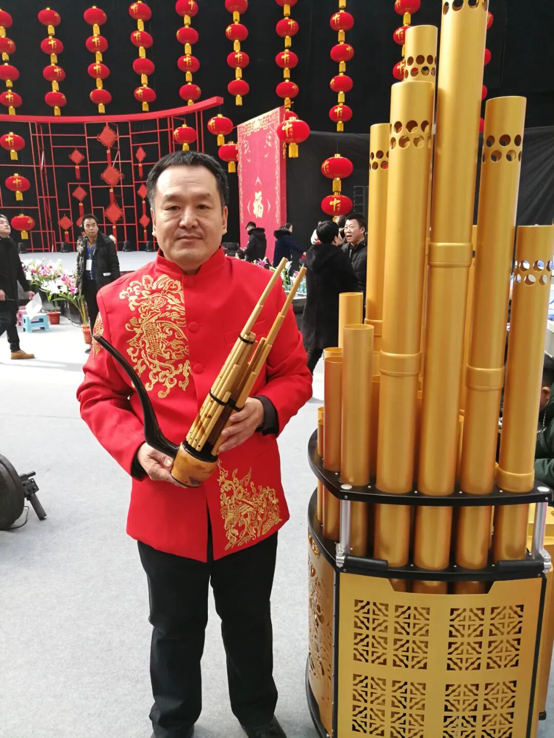 2022-03-23 10:40:32阅读(67)赵宏亮用祖辈传下来的传统技法制笙文