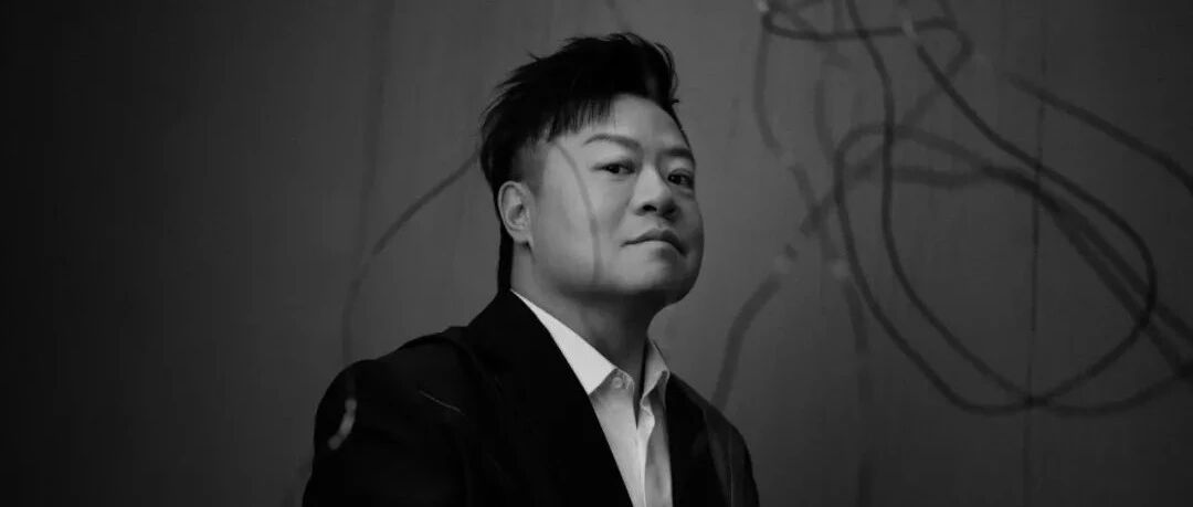 马东  走在中间