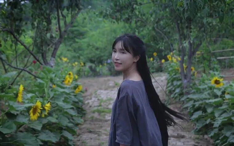年收入5亿，消失800多天，李子柒露面，已今非昔比！