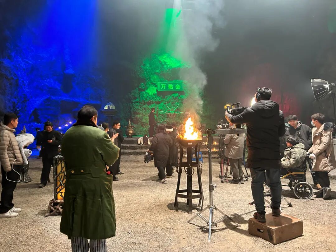 男主挑衅反派,话声里夹杂着嗑瓜子的声音——几个工作人员一直在吃