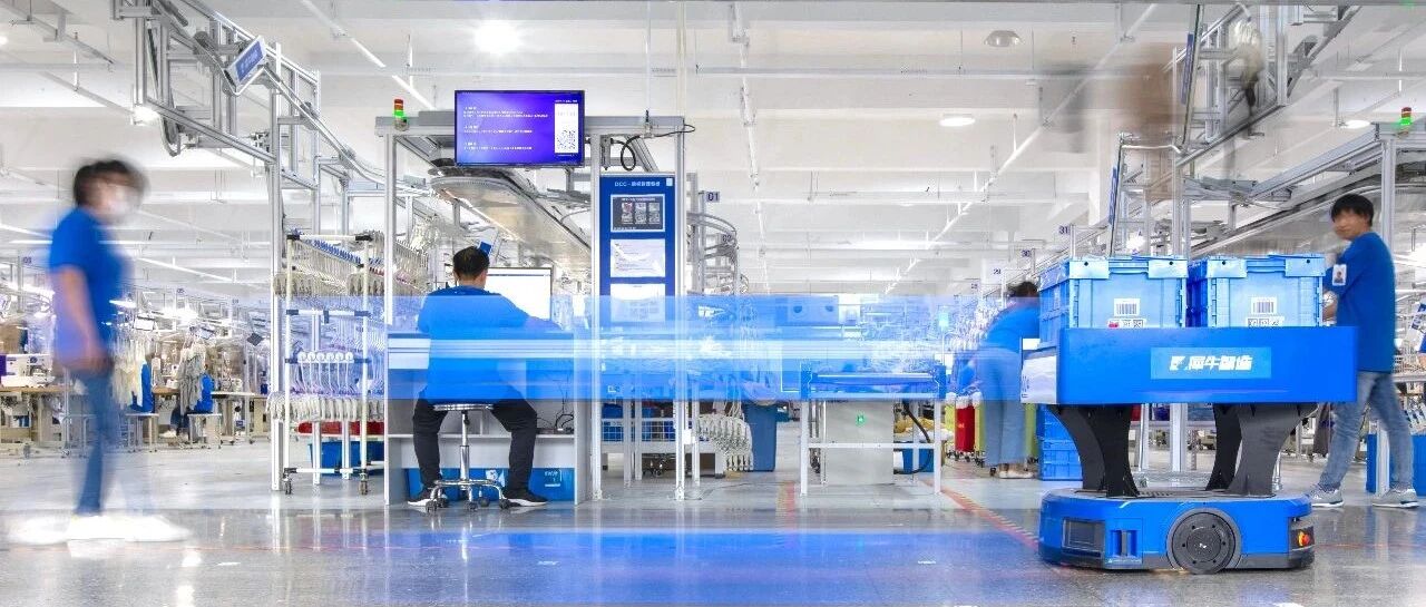 布满银亮金属的工厂车间，亮起生日的烛光