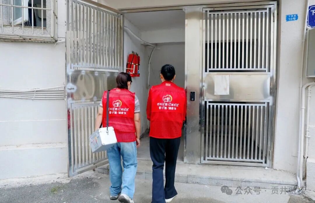 周四见-志愿者身影穿梭在大街小巷 (2).JPG