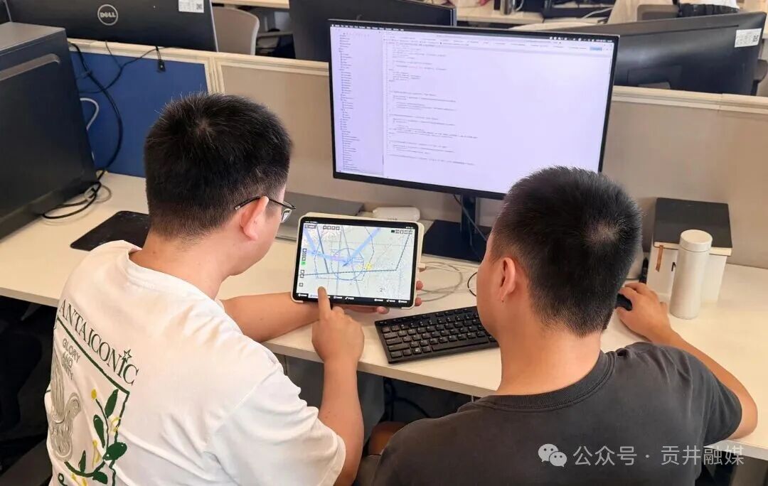 开发团队正进行产品调试.jpg