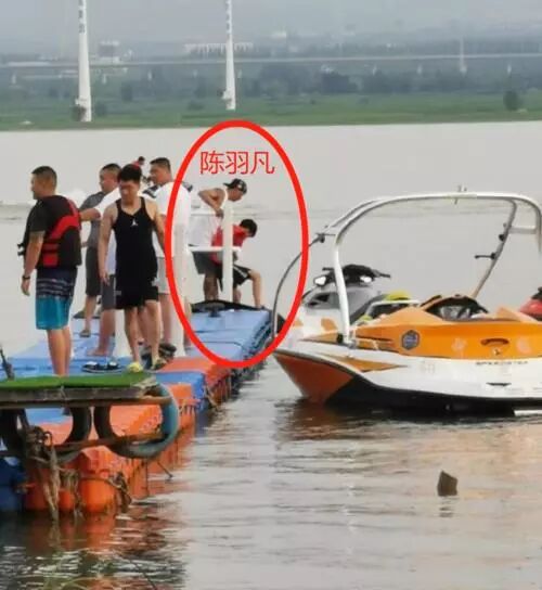 陈羽凡带儿子出游