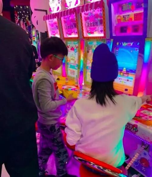 陈羽凡带儿子出游