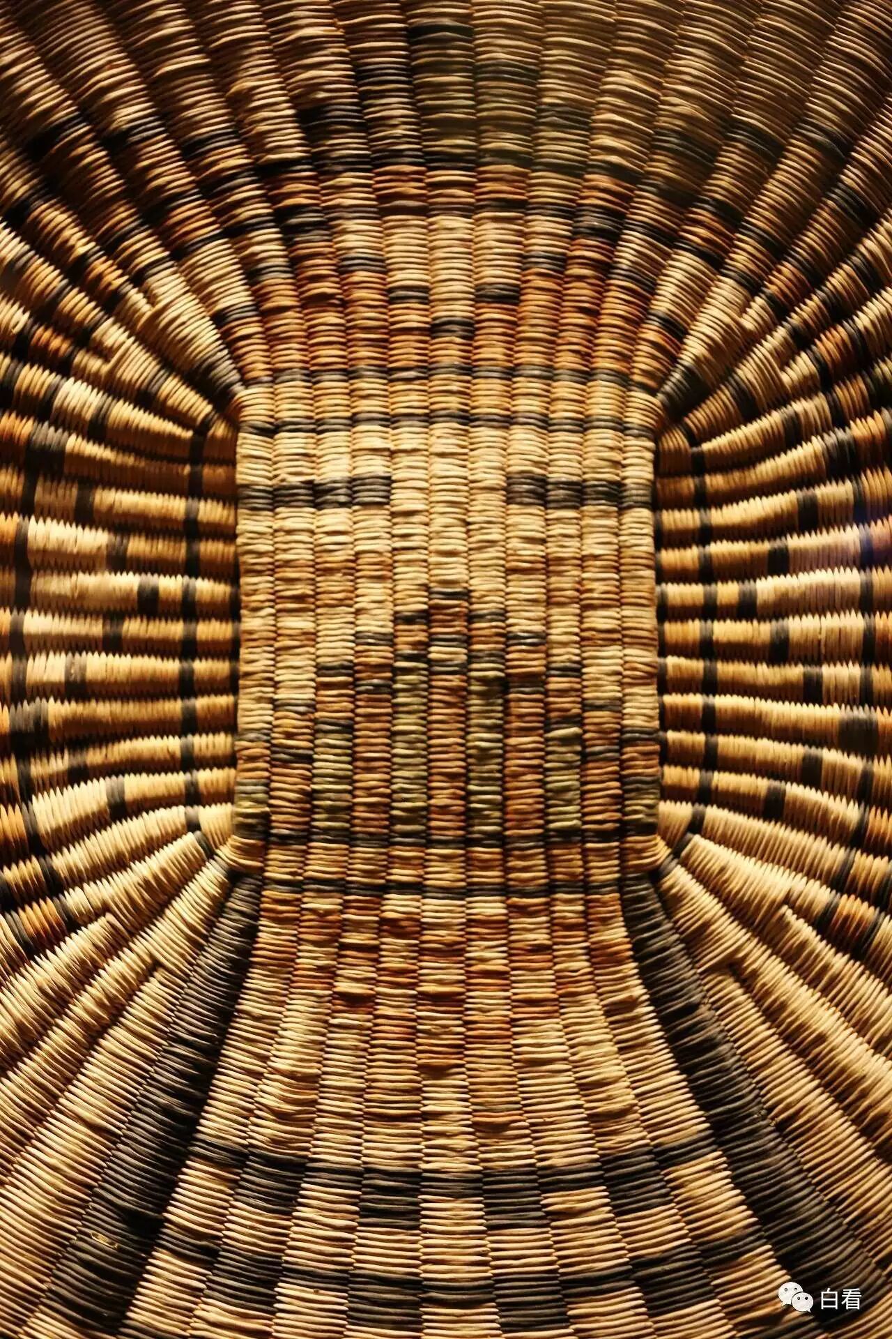 取材天然的藤编,花纹大气庄重,民族风情浓郁.