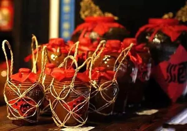 南朝时荆楚元旦拜贺毕,接着是进椒柏酒,饮桃汤,进屠苏酒,胶牙饧(táng