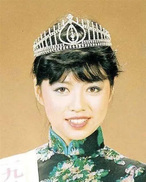 入行第一年,杜德伟就邂逅了第一任女友,1984年的香港小姐亚军唐丽球.