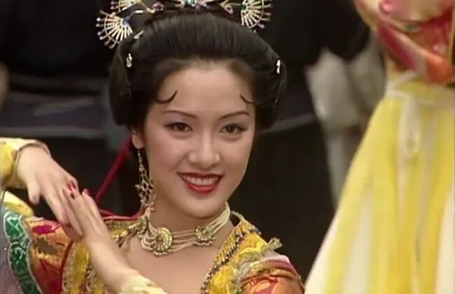 向海岚当红时退圈当白领,成为珠宝女强人如今49岁仍单身