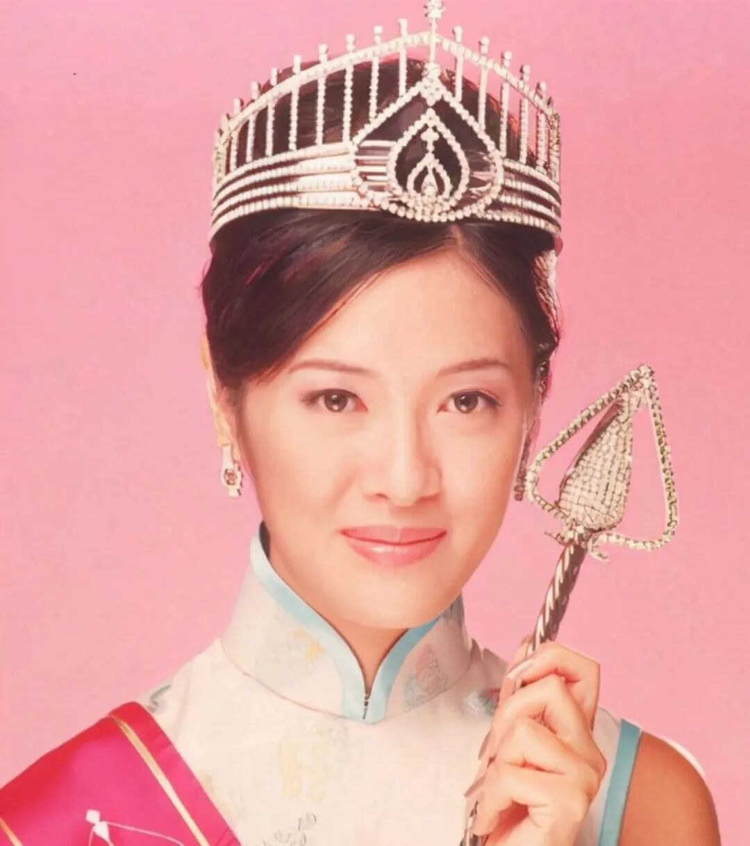 向海岚当红时退圈当白领,成为珠宝女强人如今49岁仍单身