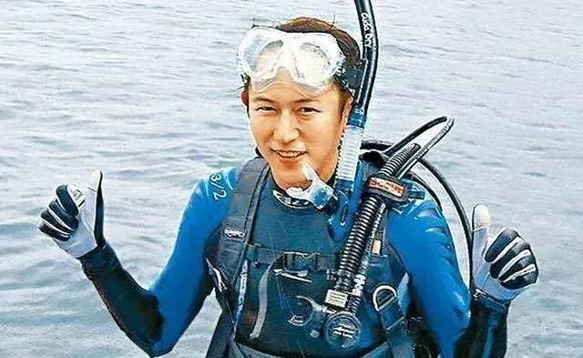 他认为:将未来交畀神去安排,成个人亦轻松咗,有番正能量积极面对未来.