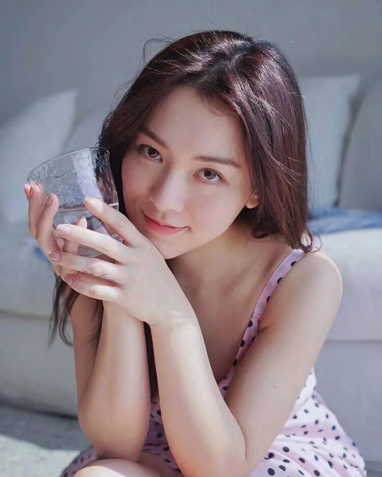 王敏奕是家中长女,1岁时随父母从内地到香港定居,自小与家人蜗居在