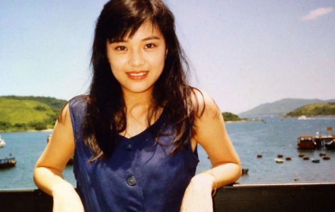 刘小慧小时候经常跟随着家人搬家,父母都是司机,幸好母亲投资有道才让