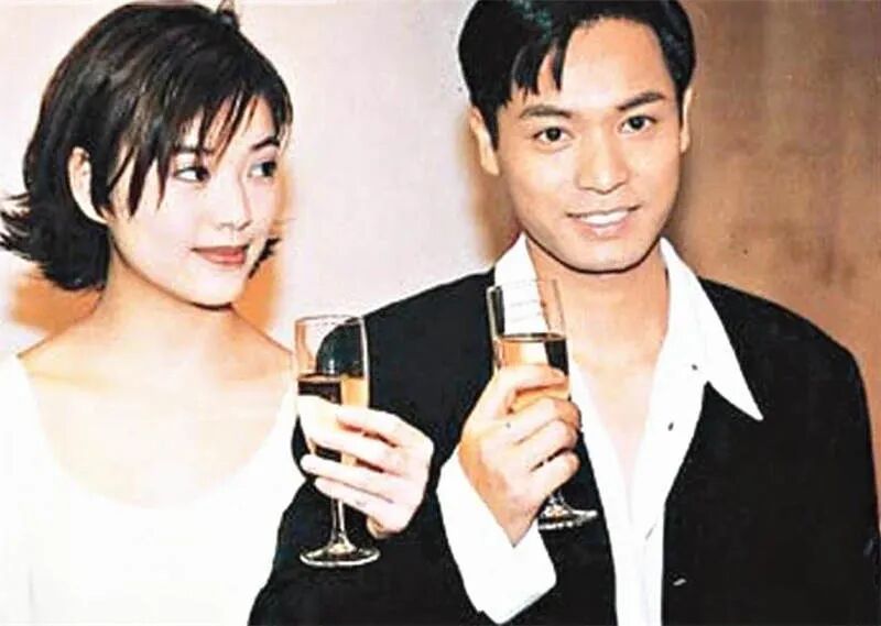 52岁前宝丽金小花懒理旧爱郭晋安离婚,大晒美腿甜蜜放闪