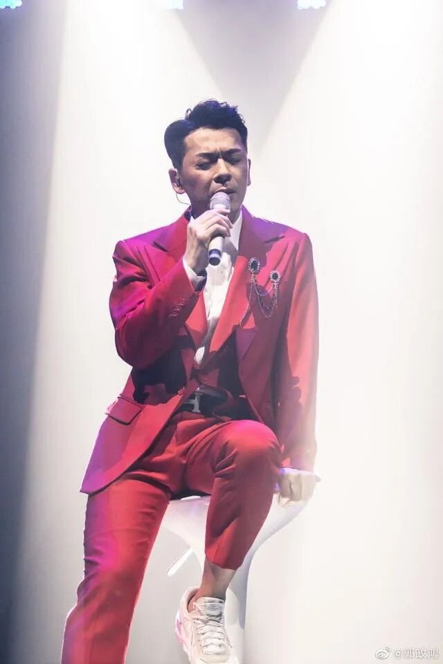 入行第二年他便报名了第四届新秀歌唱大赛,同届的有杜德伟,苏永康